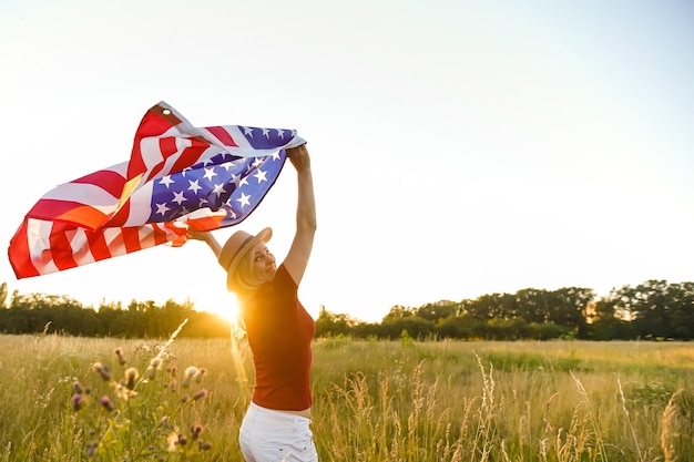 Foto mooie jonge vrouw met vlag van de vs