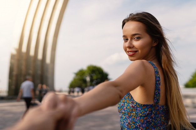 Foto mooie jonge vrouw met vriendje buitenshuis