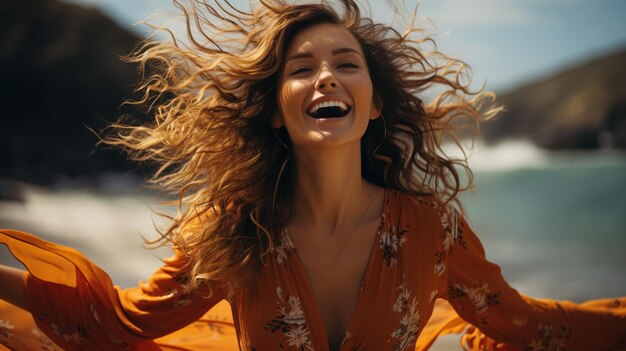 Mooie jonge vrouw met zonnebril die geniet van een gratis vakantie op het strand.