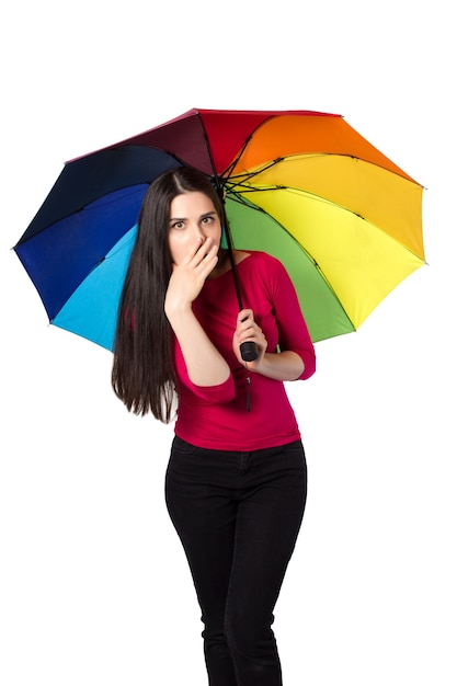 Mooie jonge vrouw onder kleurrijke paraplu, geïsoleerd op een witte achtergrond