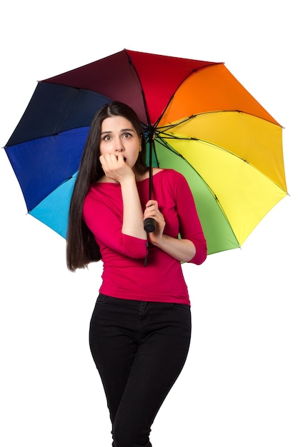 Mooie jonge vrouw onder kleurrijke paraplu, geïsoleerd op een witte achtergrond