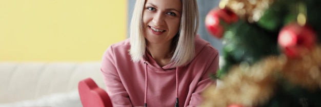 Mooie jonge vrouw op de bank