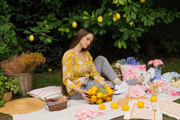 Mooie jonge vrouw op een picknick in de tuin