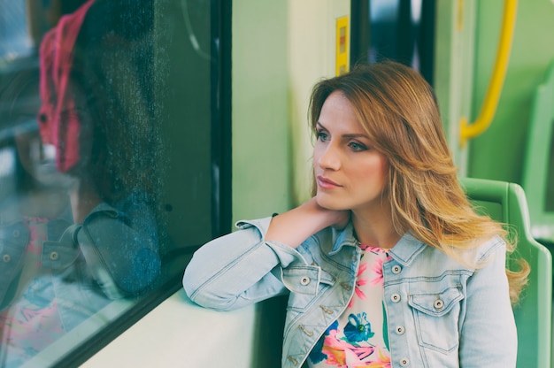 Mooie jonge vrouw op een tram / tram, tijdens haar toeristische reis