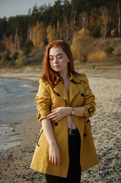 Foto mooie jonge vrouw op het strand.