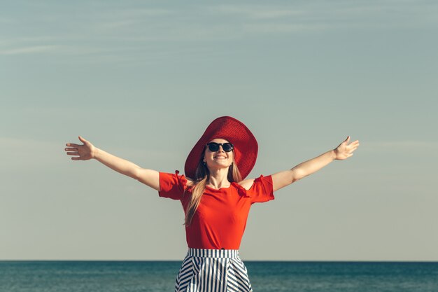 Mooie jonge vrouw op het strand