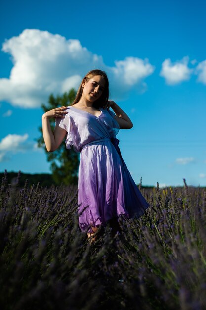 Mooie jonge vrouw op het zomerveld