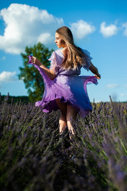 Mooie jonge vrouw op het zomerveld