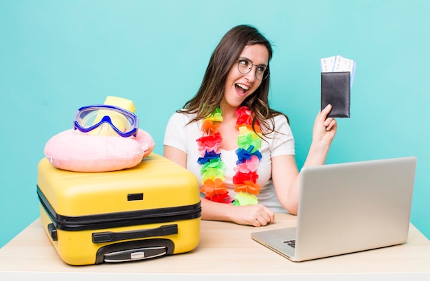 mooie jonge vrouw op vakantie zomer en reisconcept