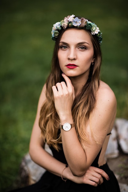 Mooie jonge vrouw poseert in het park.