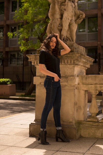 Foto mooie jonge vrouw poseren in de stad