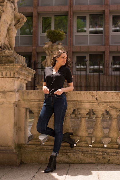 Mooie jonge vrouw poseren in de stad