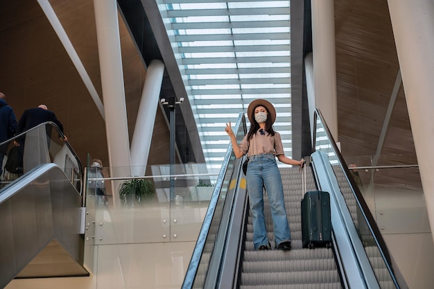 Foto mooie jonge vrouw reist tijdens haar reis poseren op de luchthaven