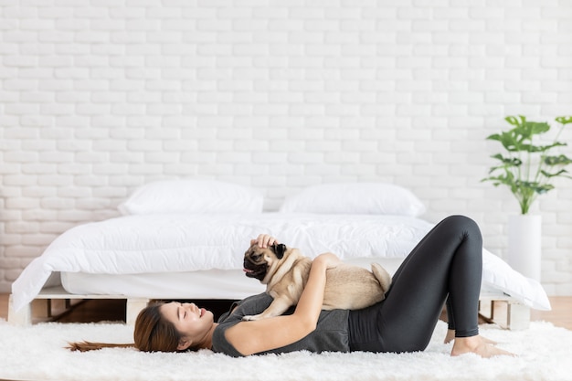 Mooie jonge vrouw spelen met haar hond