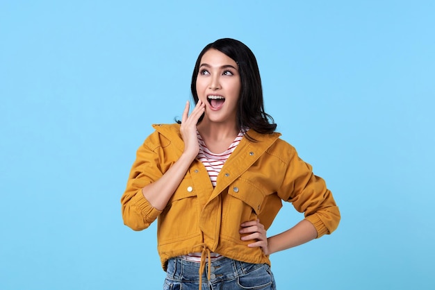 Mooie jonge vrouw tegen een blauwe achtergrond.