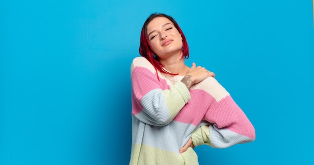 mooie jonge vrouw tegen geïsoleerde muur