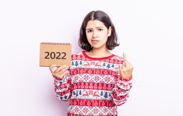 Mooie jonge vrouw voelt zich boos, geïrriteerd, rebels en agressief kalenderconcept voor 2022