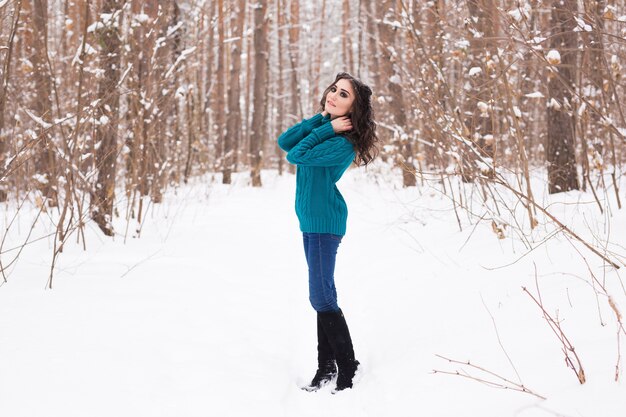 Mooie jonge vrouw wandelen in de winter besneeuwde natuur