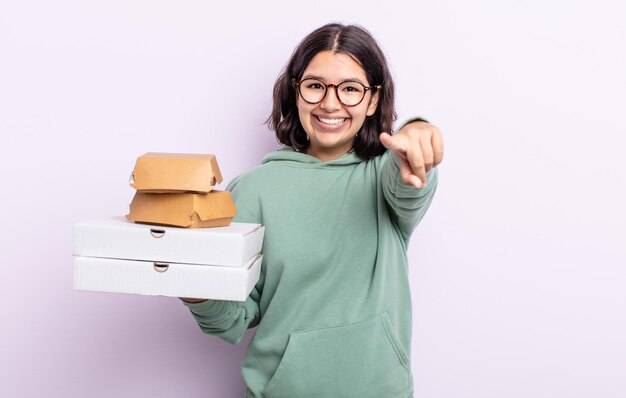 Mooie jonge vrouw wijzend op de camera die jou kiest. fastfood afhaalconcept