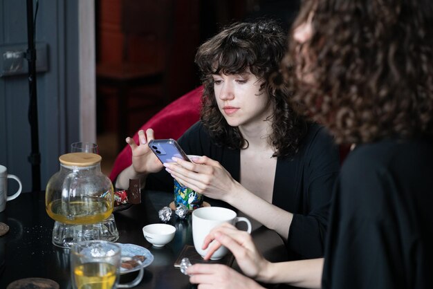 mooie jonge vrouw zit in een stoel in de studio