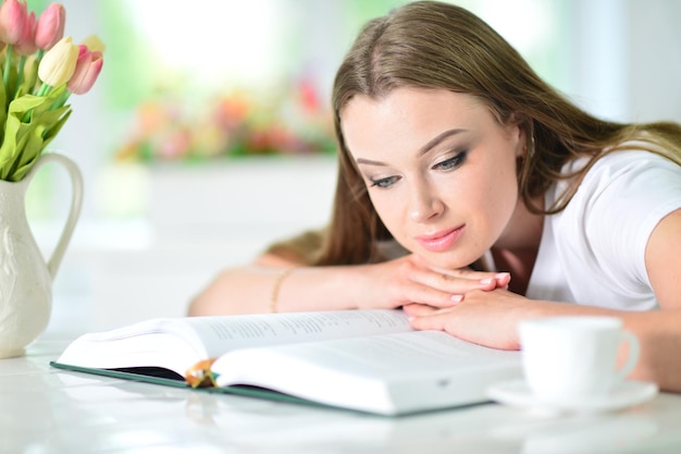 Mooie jonge vrouw zitten met geopend boek