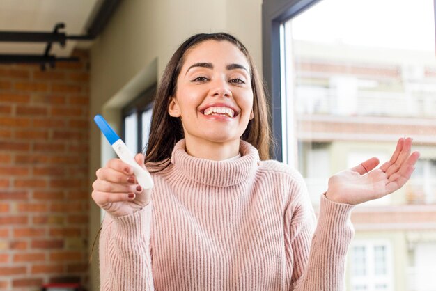 Mooie jonge vrouw zwangerschapstest concept huis interieur ontwerp