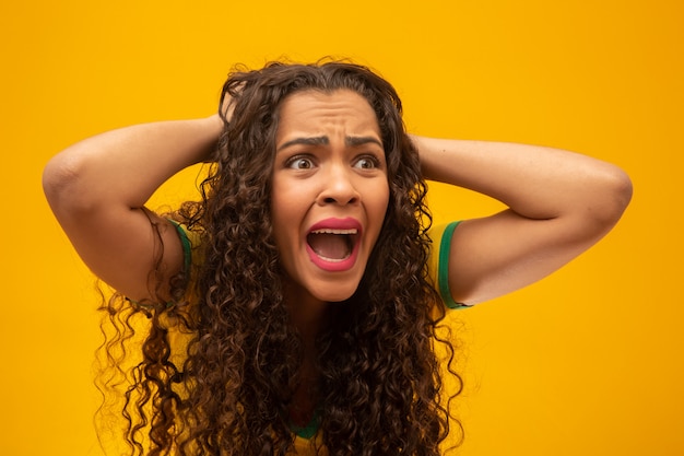 Mooie jonge vrouwen Braziliaanse verdediger met krullend haar.