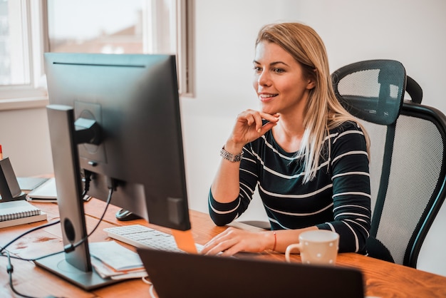 Mooie jonge vrouwen die hard ih haar bureau werken.