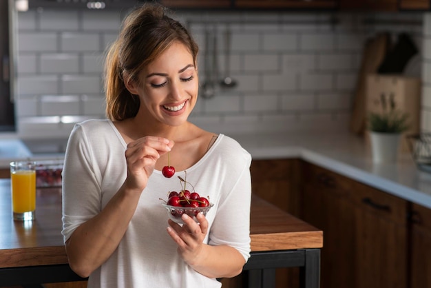 Mooie jonge vrouwen die kersen eten