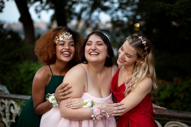 Foto mooie jonge vrouwen die plezier hebben op hun afstudeerfeest