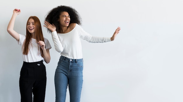 Mooie jonge vrouwen die samen dansen