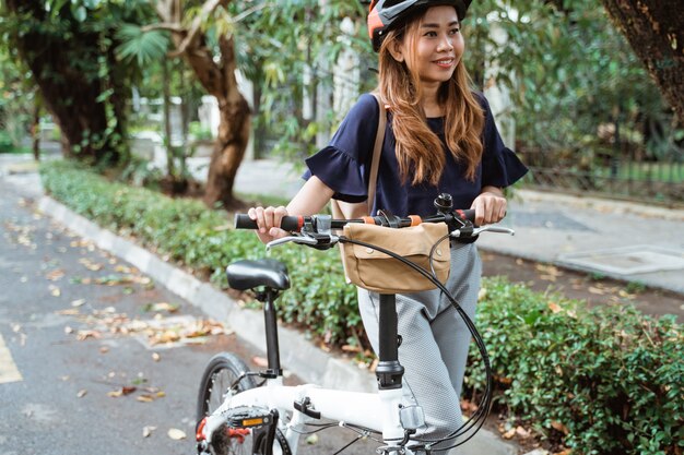 Mooie jonge vrouwen lopen op vouwfietsen