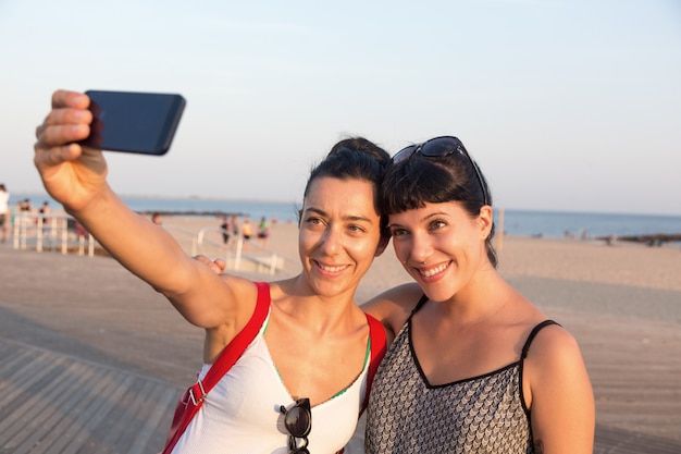 Mooie jonge vrouwen nemen Selfie in Coney Island