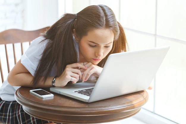 Mooie jonge vrouwenhanden die laptop met behulp van