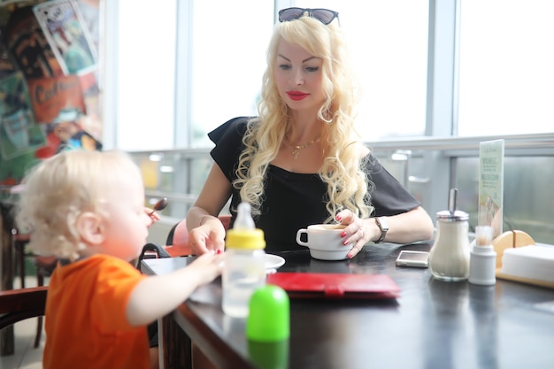 Mooie jonge zakenvrouw in werkpauze tijdens de lunch?