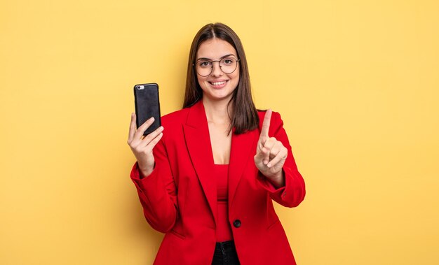 mooie jonge zakenvrouw met een telefoon