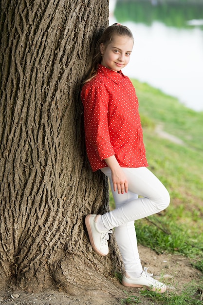 Mooie jongen Kleine schattige jongen met schoonheid kijken op natuurlijk landschap Schattige jongen met lang blond haar in casual stijl Klein kind draagt mode zomer outfit