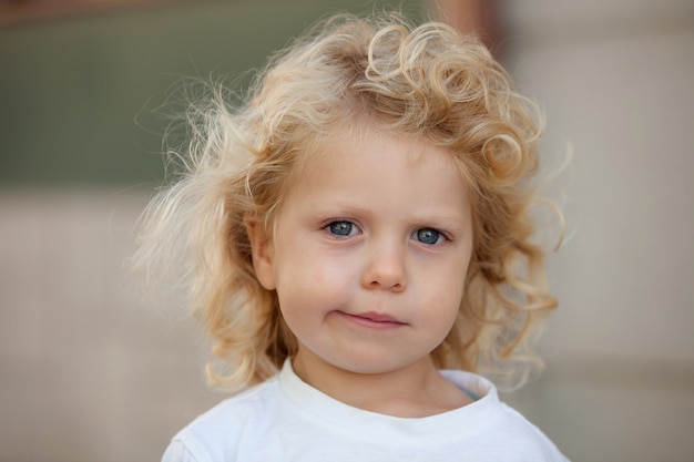 Mooie jongen van drie jaar oud met lang blond haar