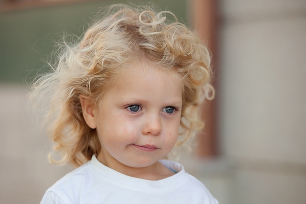 Mooie jongen van drie jaar oud met lang blond haar