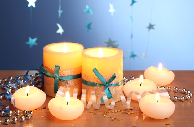 Mooie kaarsen, geschenken en decor op houten tafel