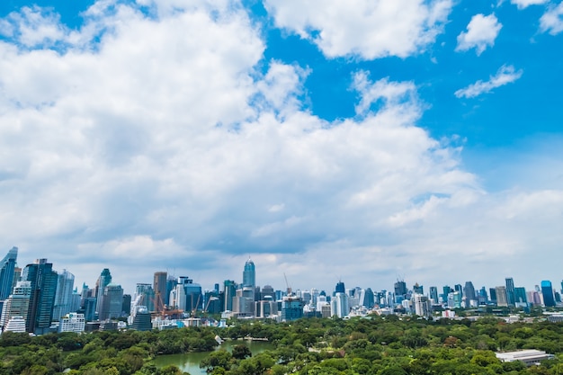 Mooie kantoorgebouw toren en architectuur in Bangkok stad