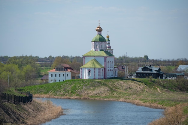 Mooie kerk op een heuvel dichtbij rivier in Suzdal, Rusland