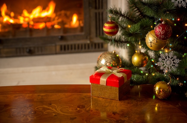 Mooie kerstachtergrond met heden, kerstboom en brandende open haard. Plaats voor tekst