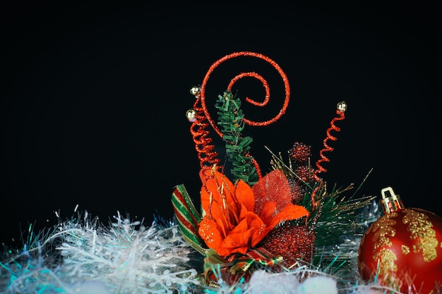 Mooie kerstballen en decoraties op een lichte achtergrond. foto met ruimte voor tekst