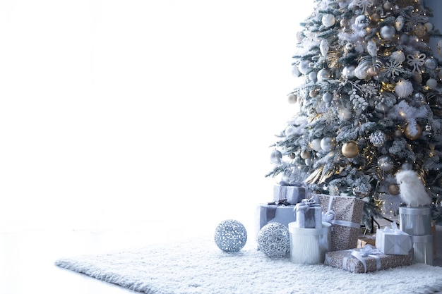 Foto mooie kerstboom binnenshuis met witte ruimte voor tekst