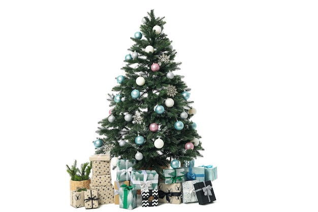 Mooie kerstboom geïsoleerd op witte achtergrond