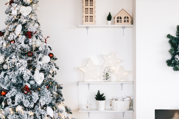 Mooie kerstboom in helder witte woonkamer.