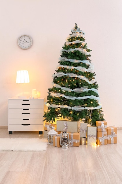 Mooie kerstboom met geschenkdozen in het interieur van de woonkamer