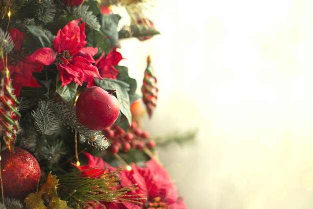 Mooie kerstboom met glanzende versieringen