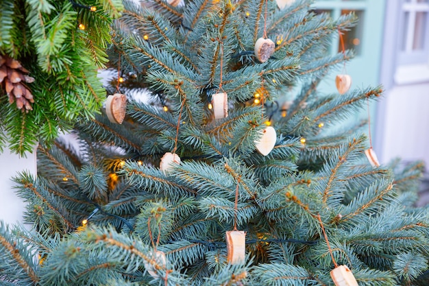 Mooie kerstboom met houten speelgoed Ecologische decoraties Feestelijke sfeer